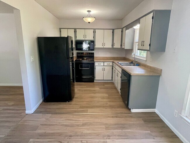 Foto del edificio - Cute 4 Bedroom Home w/ Hardwood Flooring