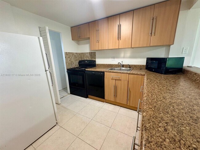 Building Photo - 8060 N Colony Cir