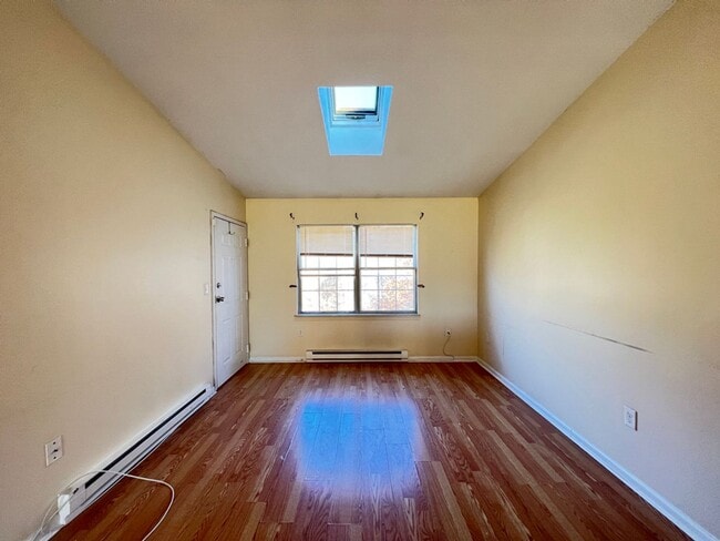 Building Photo - Spacious two-bedroom 1 bathroom apartment!