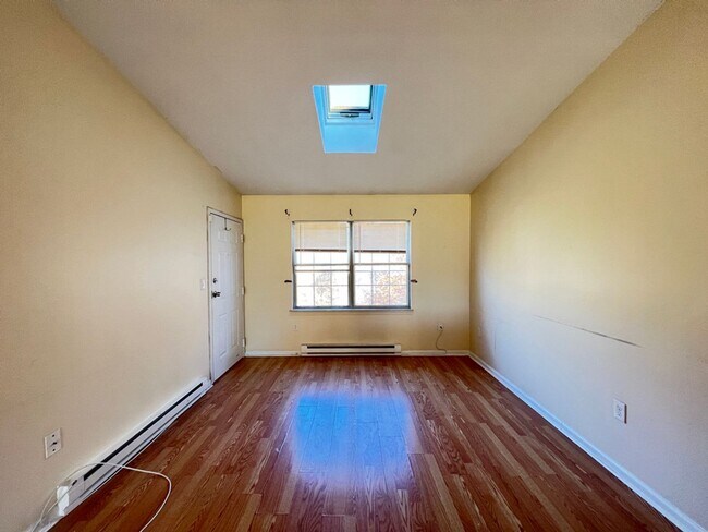 Foto del edificio - Spacious two-bedroom 1 bathroom apartment!