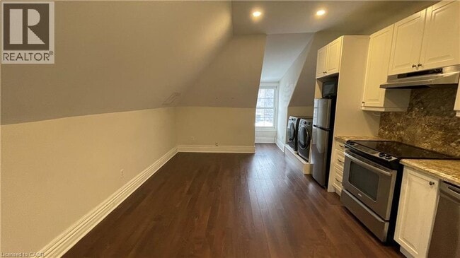 Building Photo - 123 Robinson St