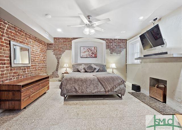 Primary Photo - 323 E Jones St
