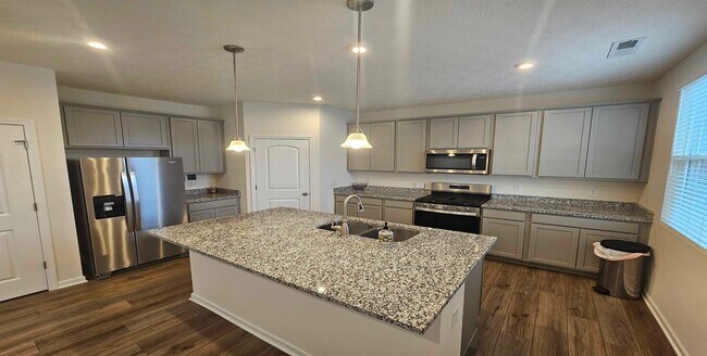 Building Photo - 1181 Lake Forest Dr