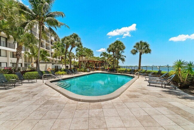 Building Photo - 1830 Embassy Dr