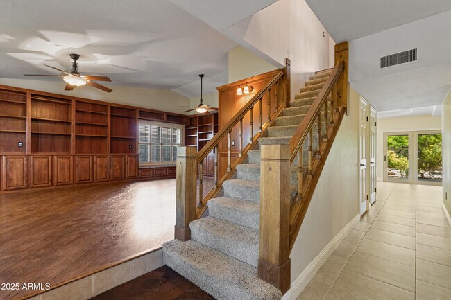 Building Photo - 1131 N York Cir