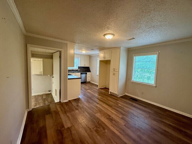 Foto del edificio - 5105 Lewis Ln