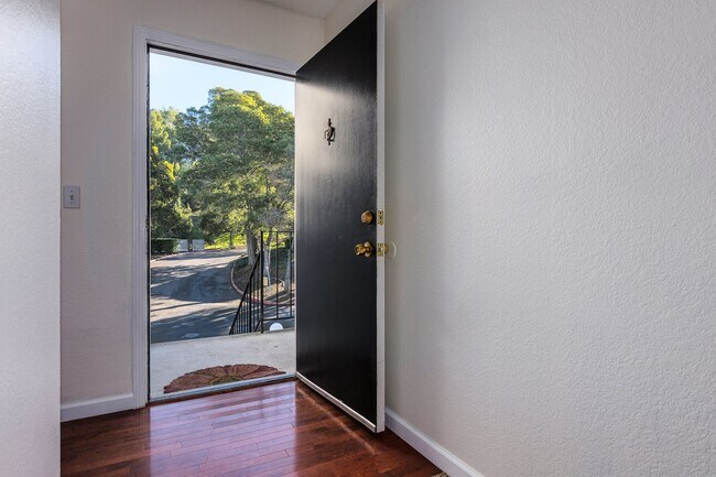 Foto del edificio - Upstairs, 1 bedroom, Benicia Highlands on Cambridge Drive