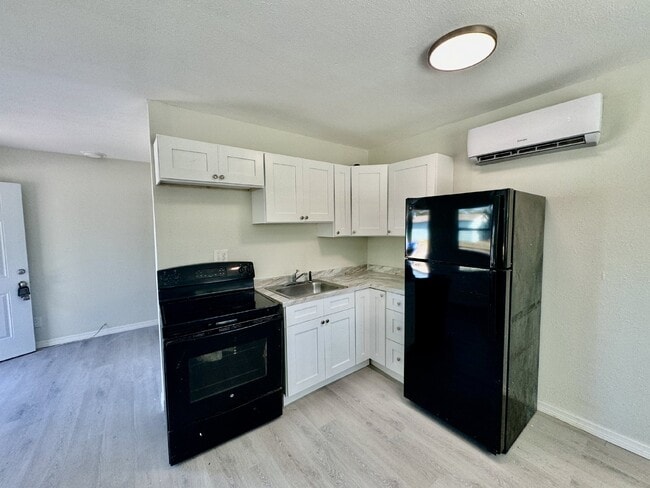 Photo - "Charming Studio with Luxury Vinyl Plank F... Apartment