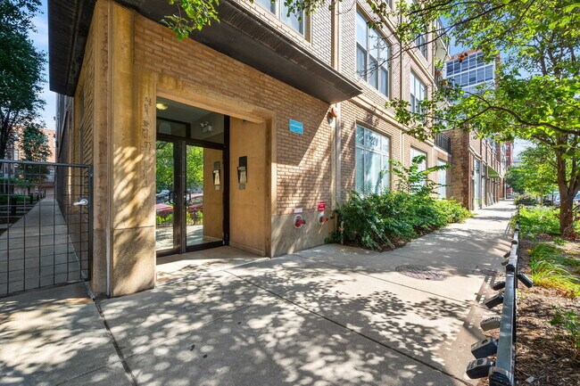 Building Photo - 1228 W Monroe St