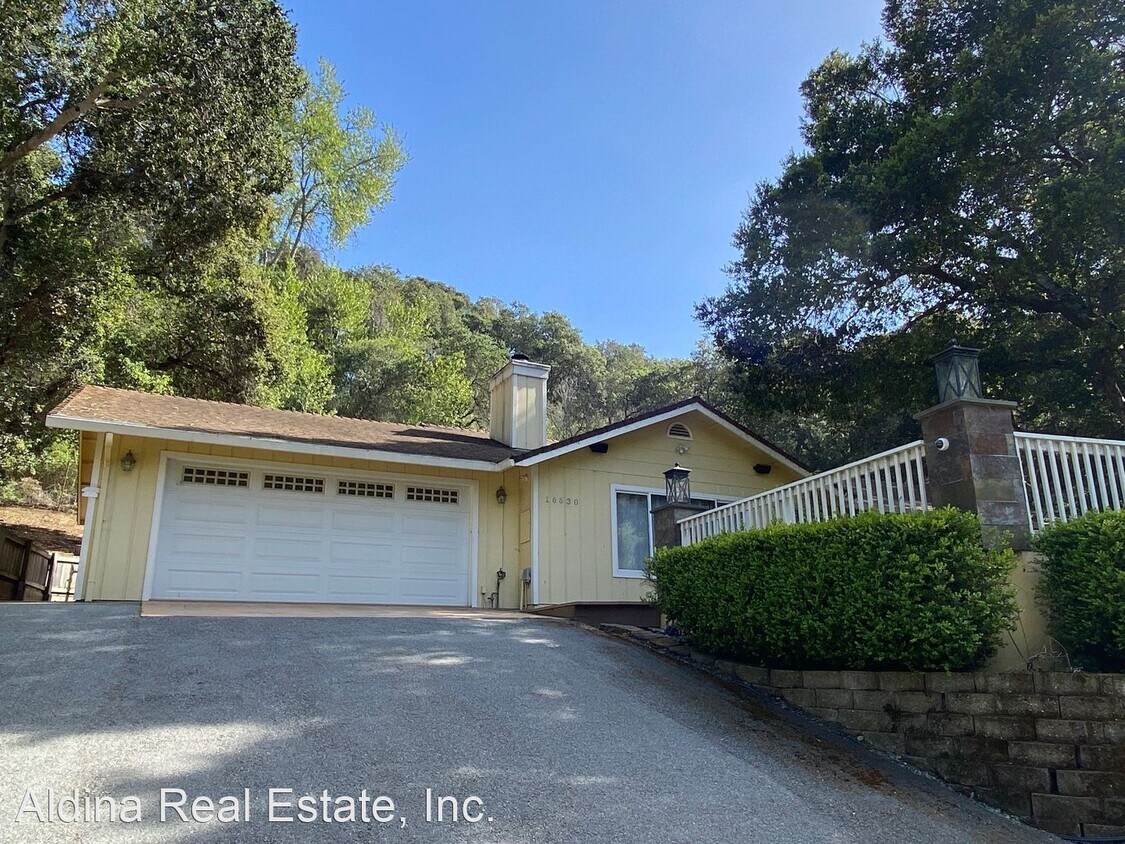 3 br, 2 bath House 16630 Twin Lakes Dr. House Rental in Royal Oaks