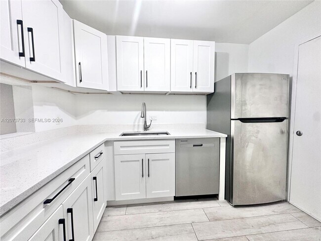 Foto del edificio - 6890 N Kendall Dr