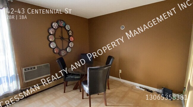 Photo du bâtiment - Top Floor 2 Bedroom Apartment Near University