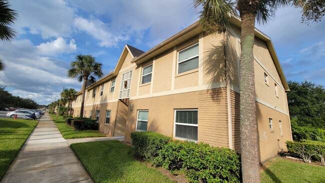 Building Photo - Updated First Floor 2/2 Condo in Hawthorne...