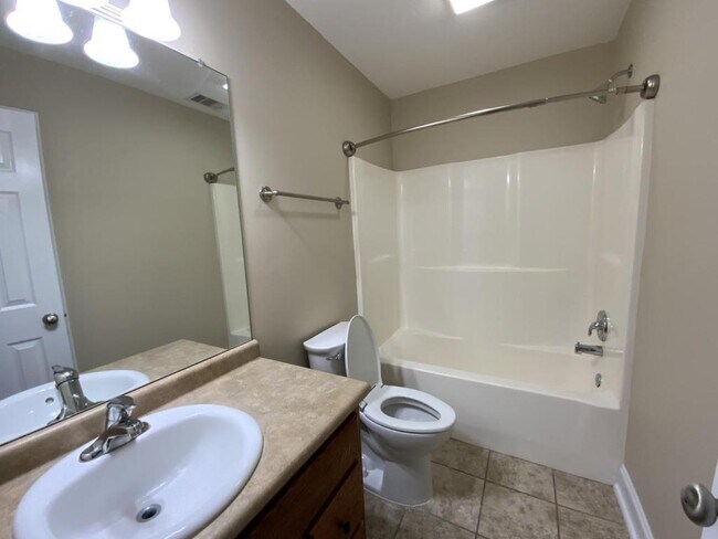 Foto del edificio - 104 Lakeview Commons Dr