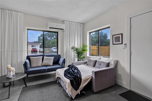 Foto del edificio - 1350 NE 111th St
