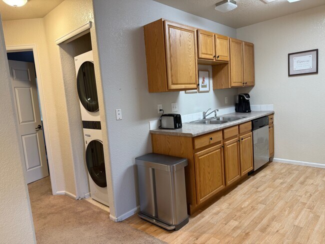 Building Photo - 802 Waterglen Dr