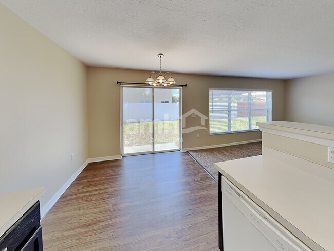 Foto del edificio - 10714 Boyette Creek Blvd