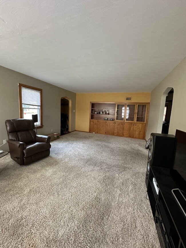 Foto del edificio - 4 Bed 2 Bath with AC close to UWEC!
