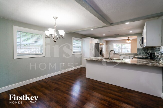 Foto del edificio - 6809 N Sterling Ave