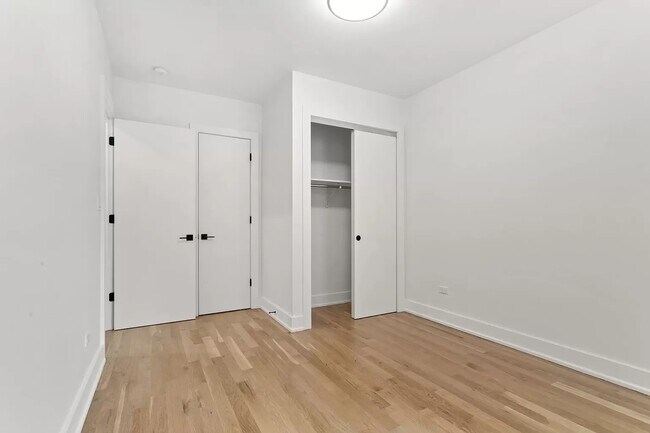 Foto del edificio - 3286-86 33rd St