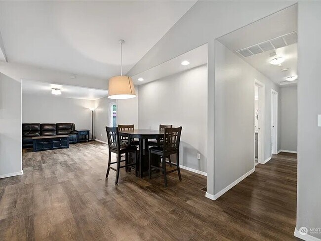 Foto del edificio - 17168 Sawyer St SE