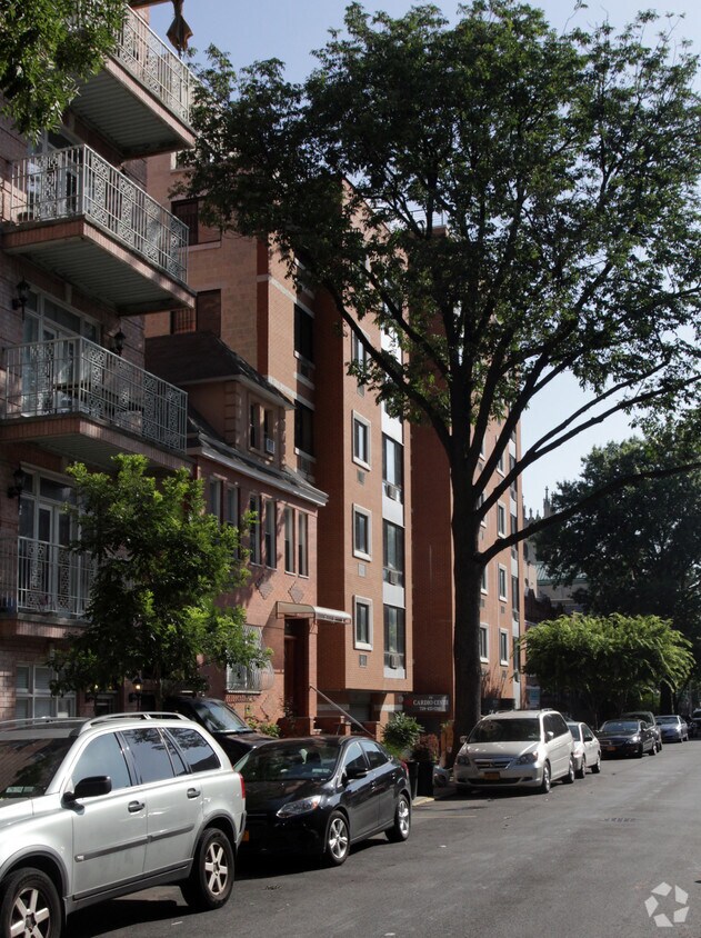 Fotografía del edificio - 229 Parkville Ave