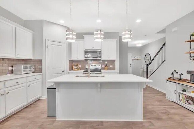 Building Photo - Room in 3 Bedroom Townhome at Whistling Te...