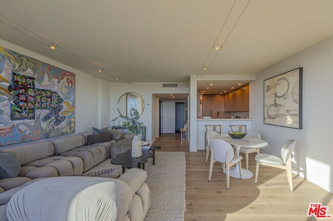 Foto del edificio - 8787 Shoreham Dr