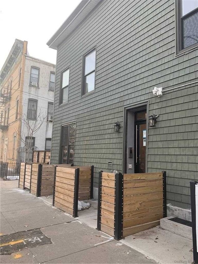 Primary Photo - 1815 Putnam Ave