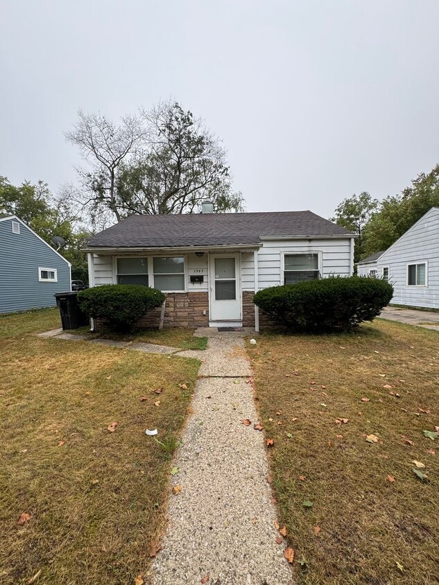 Foto principal - 3 Bed, 1 Bath in South Bend IN. ACCEPTING ...