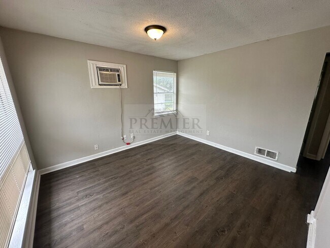 Foto del edificio - 6204 E 155th St