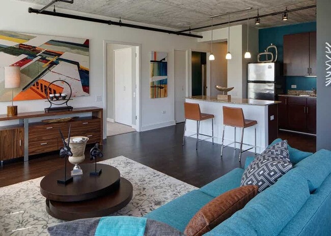 Building Photo - 806 S Plymouth Ct