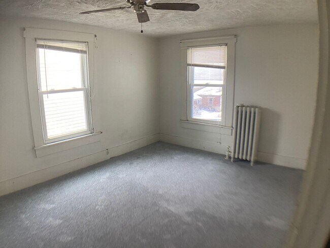 Building Photo - 3 Bedroom 1 Bath