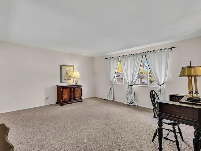 Foto del edificio - 300 Brookhaven Dr E