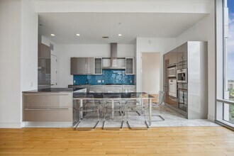 Building Photo - 2727 Kirby Dr