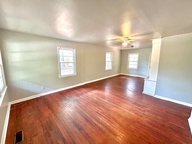 Foto del edificio - Cozy & Convenient Living on Fay Street – Great Location!