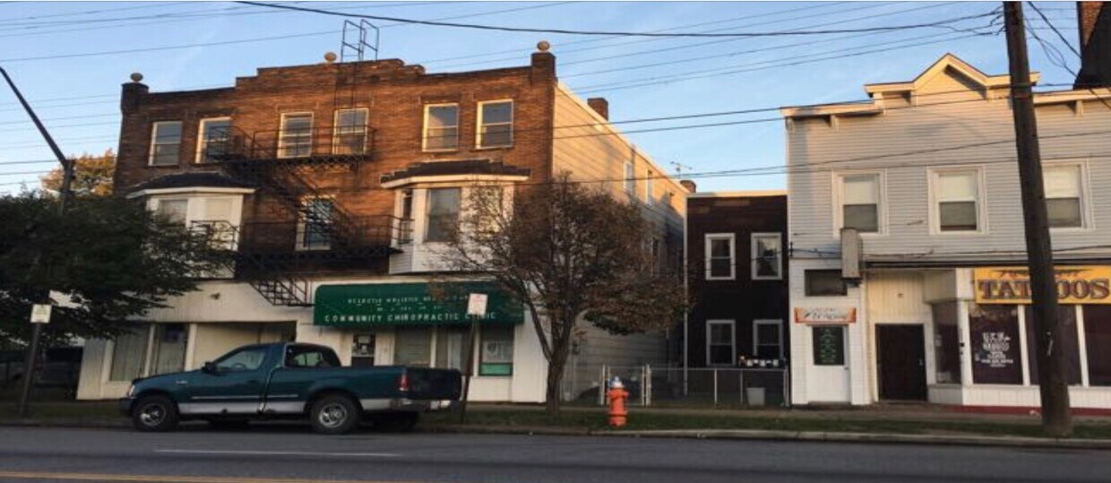 Foto principal - 4031 Saint Clair Ave