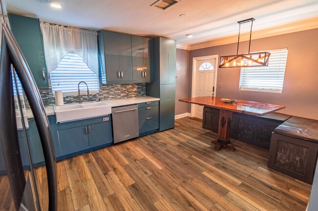 Building Photo - 954 Omar Rd