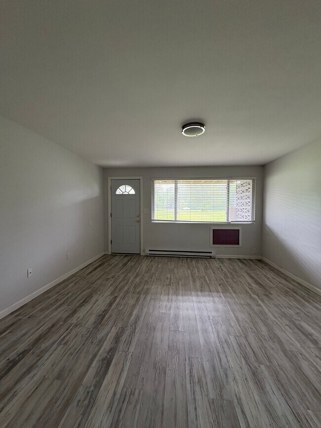 Foto del edificio - 129 Cosey Beach Ave