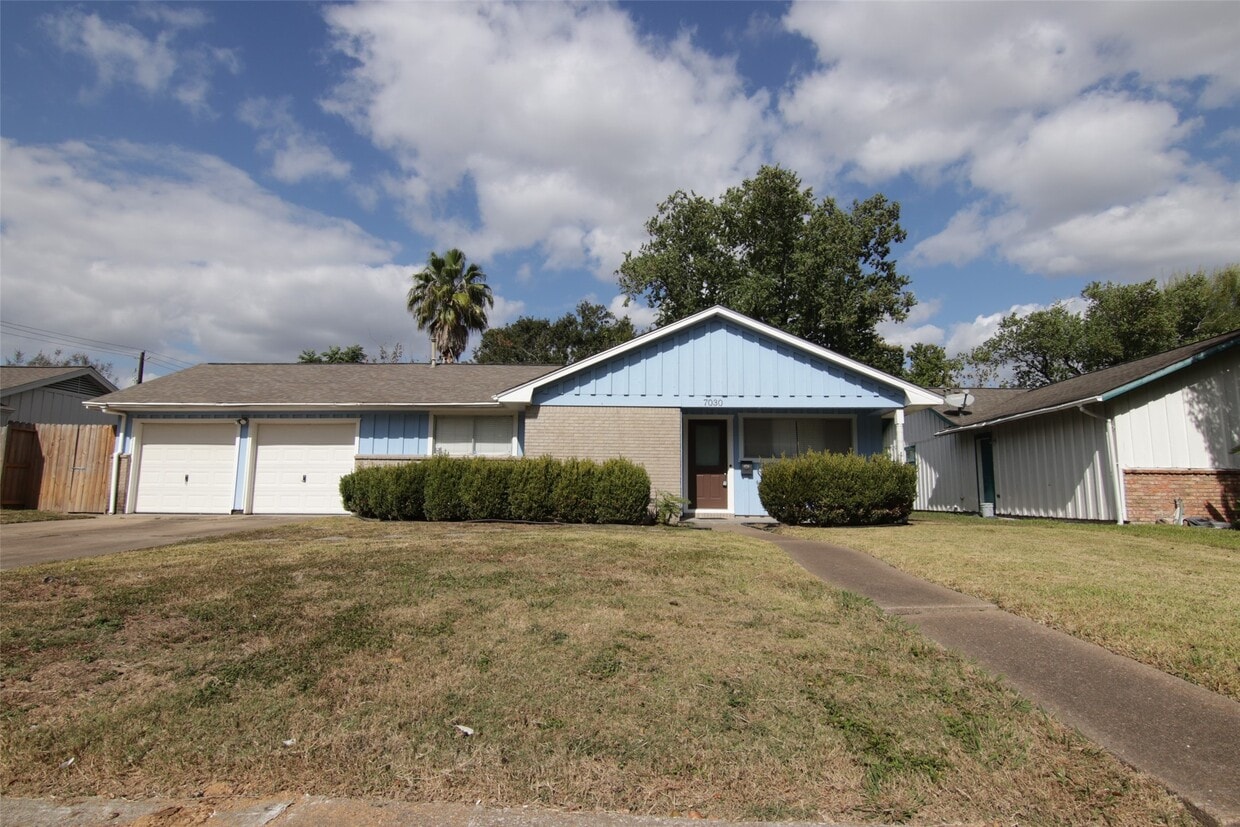 Foto principal - 7030 Sharpview Dr