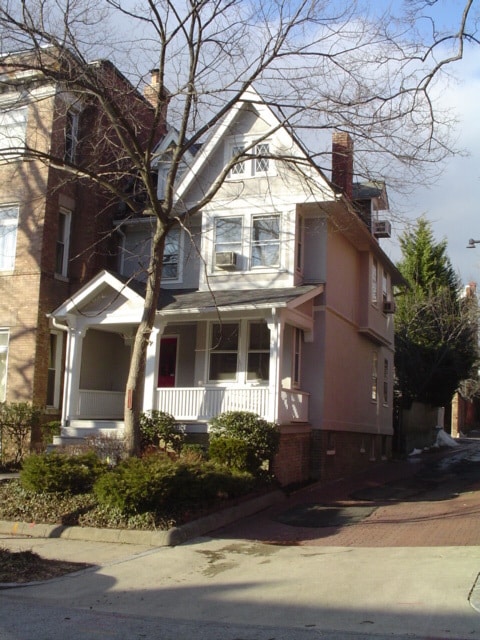 Foto principal - Incredibly Charming 3 Bedroom 2 Bath Victorian Style Farmhouse in Mount Pleasant! Just Steps From...