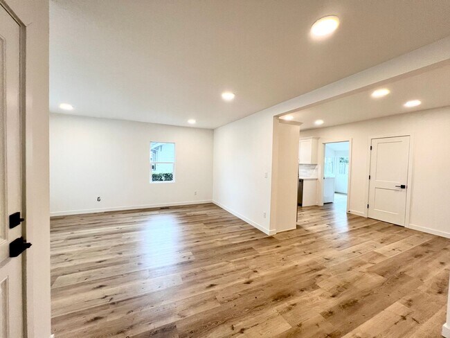 Building Photo - Modern Two-Story Gem: 3BD/1BA Home with Bo...