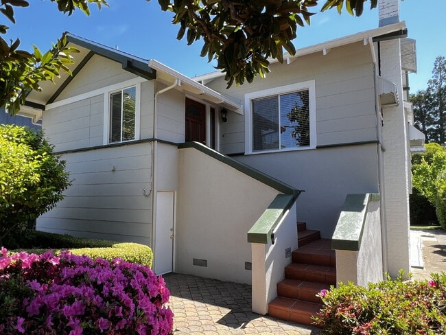 Building Photo - Bright and Spacious 5 Bedroom Home in San Anselmo