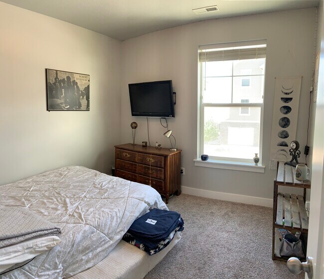 Building Photo - 45 W Silver Springs Dr