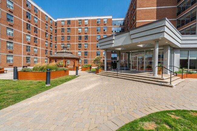 Building Photo - 798-800 Richmond St West