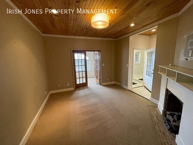 Building Photo - 2829 South Park Ave