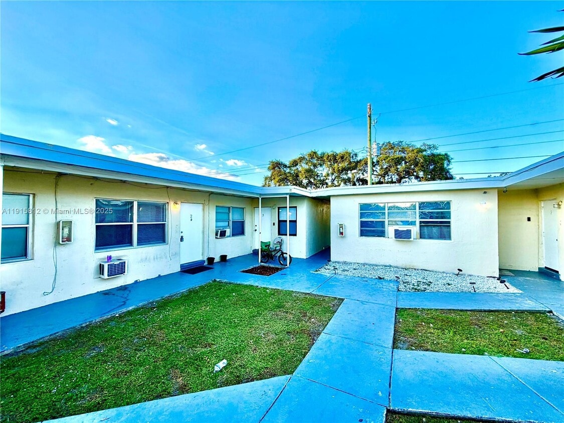 Foto principal - 2571 NW 13th Ct