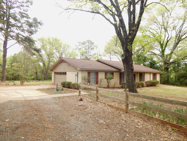 Building Photo - Lovely 3 Bedroom, 2 Bath House on 3 Acres ...