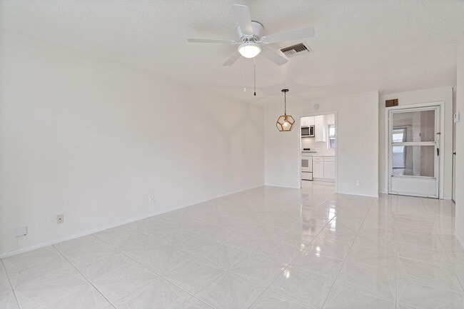 Building Photo - 2557 Dudley Dr W