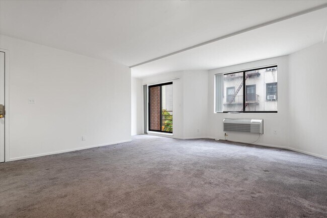Foto del edificio - 119-40 Metropolitan Ave